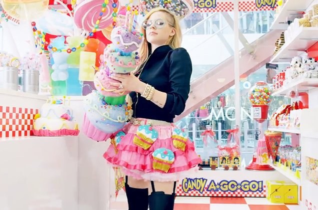 Avril Lavigne - Hello Kitty